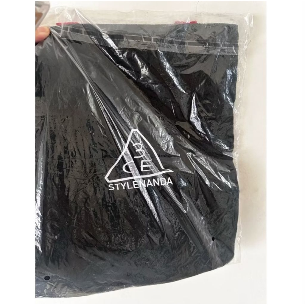 Tas Selempang Hitam StyleNanda Logo Segitiga Desain Minimalis