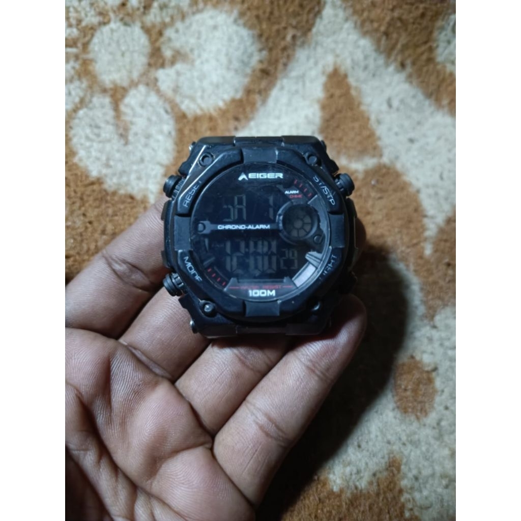 Jam tangan eiger, kondisi second seperti difoto, hidup tapi jam nya error, berat:100gr