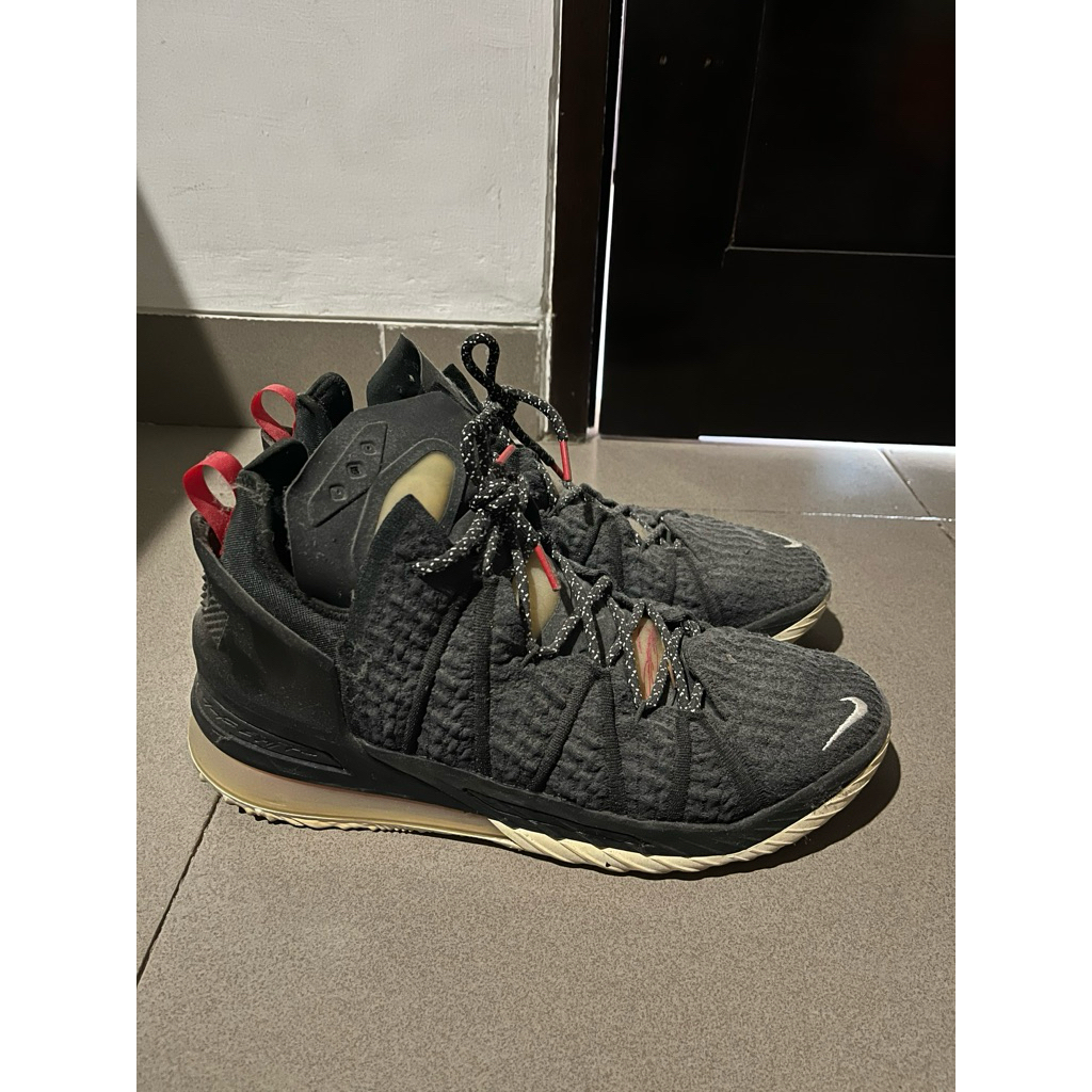 NIKE LEBRON18