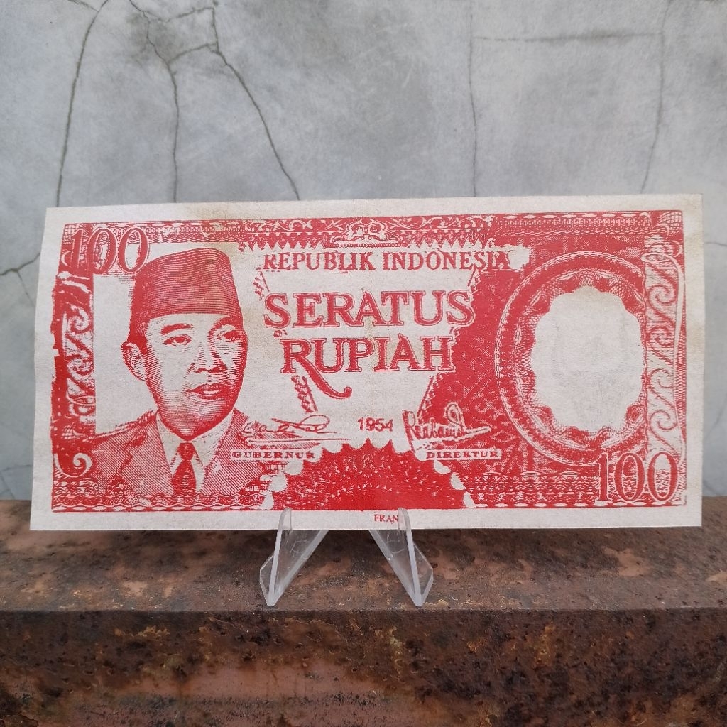 Uang melengkung 100 Rupiah Sukarno