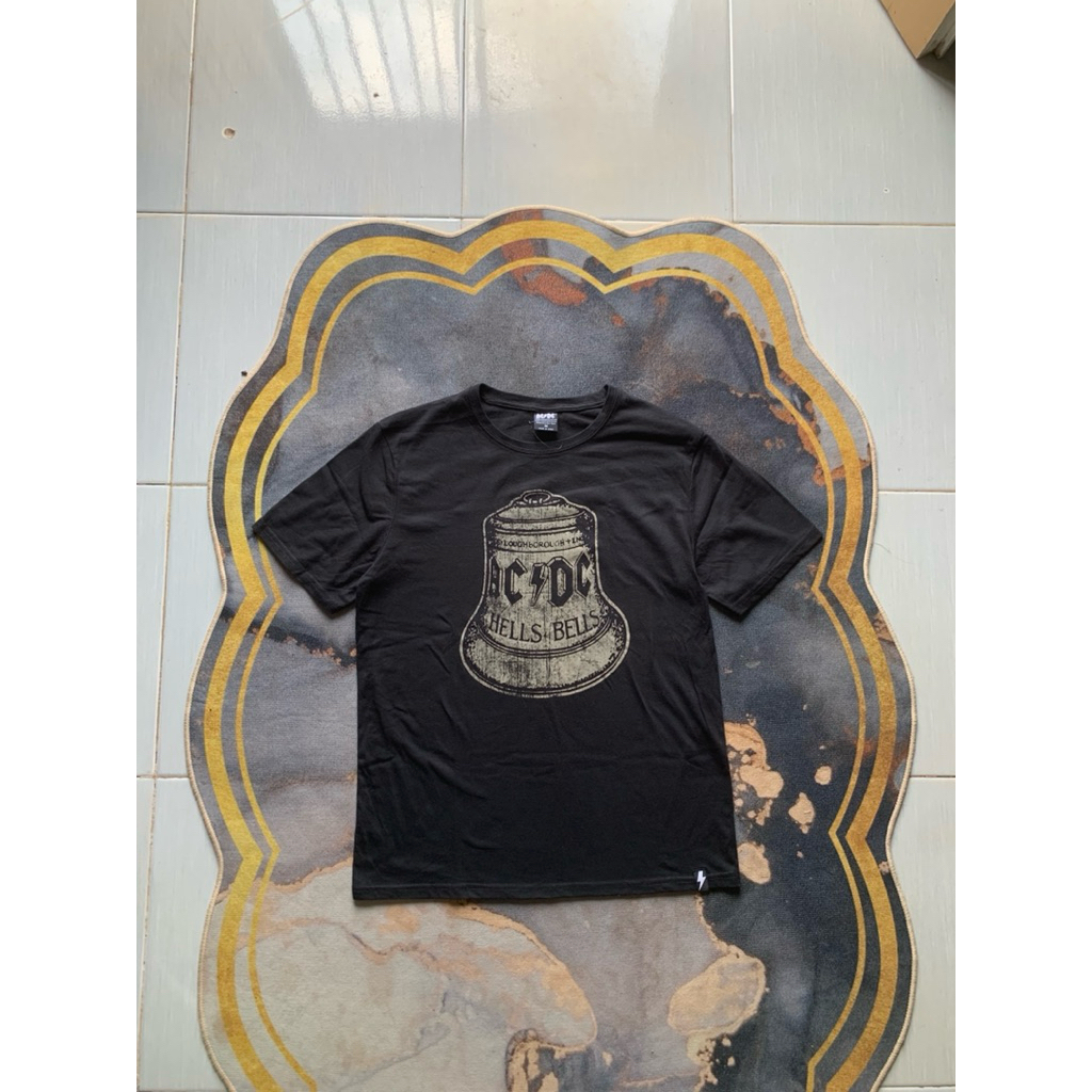 kaos band ACDC second