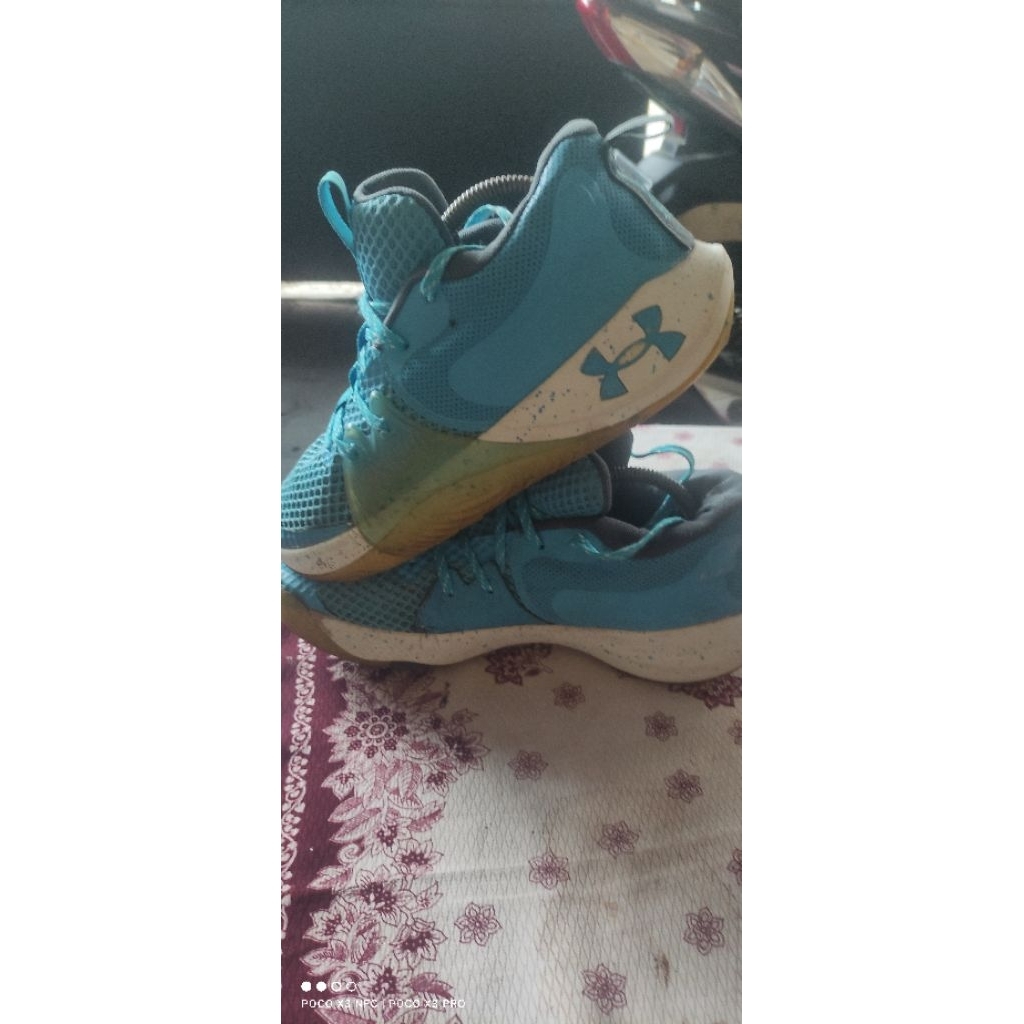 sepatu basket under armour