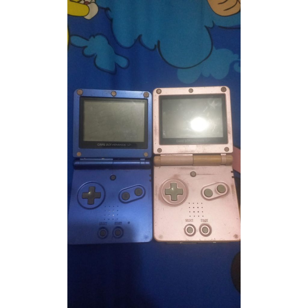 Game Boy Advance SP konsol game portable warna biru dan pink