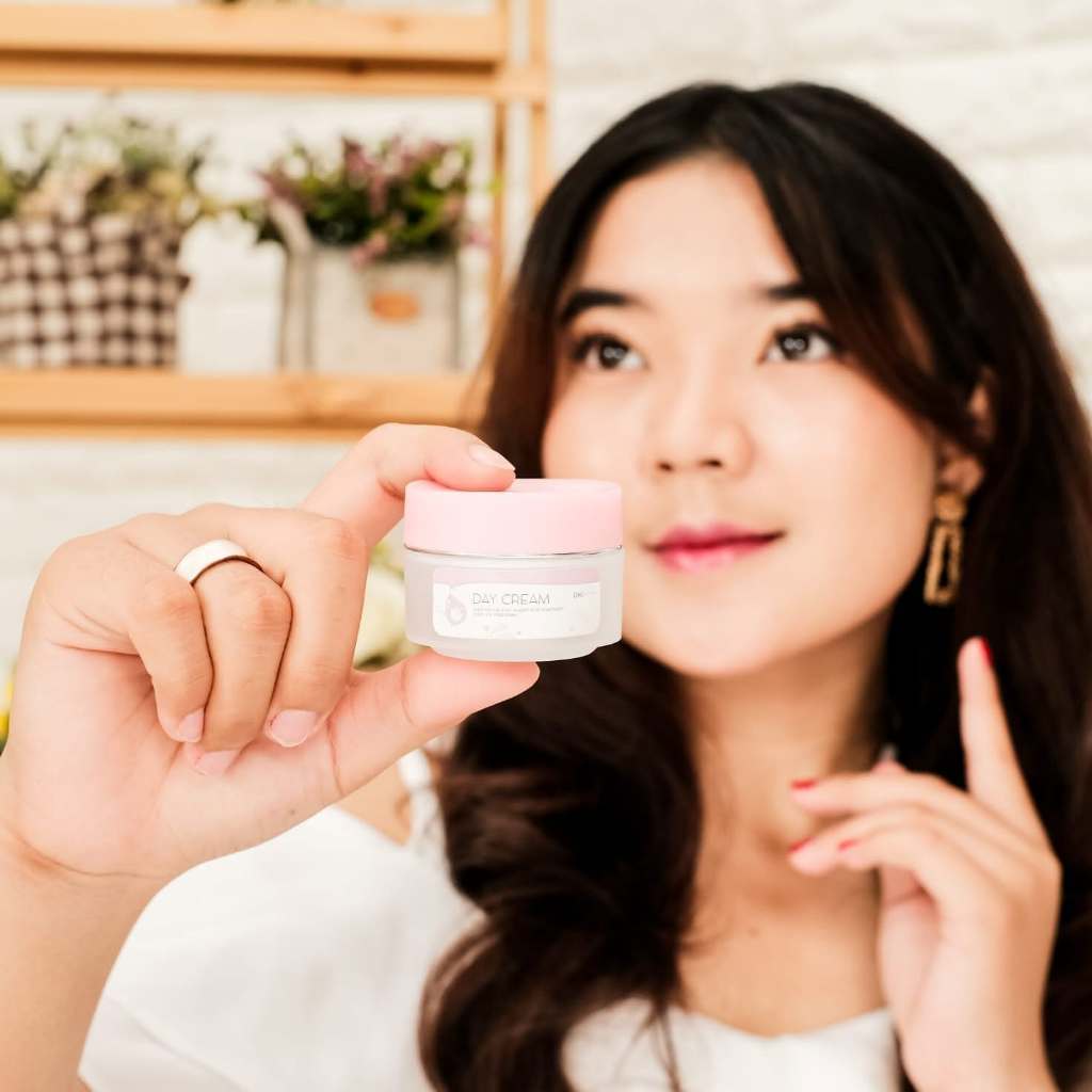 BSC Clinic Skincare Day Cream Glow Sunscreen SPF 50 PA+++ Melindungi Kulit Dari Sinar UV