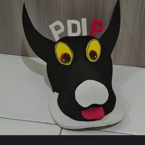 Topi PDIP moncong putih