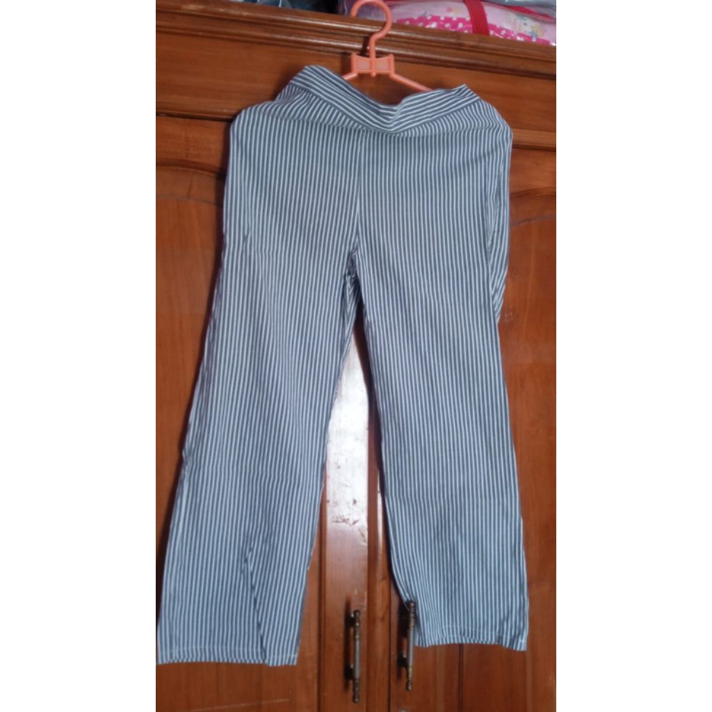 Preloved celana garis garis