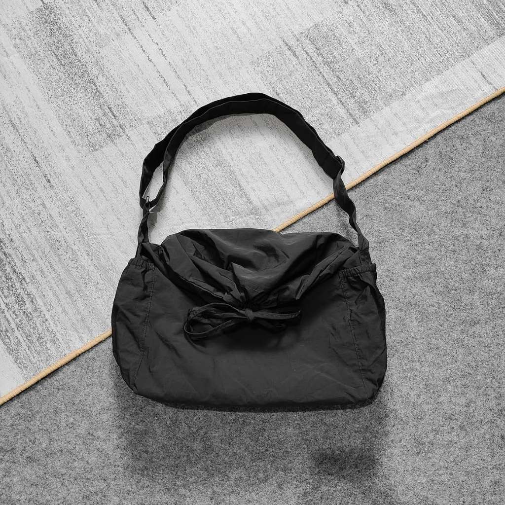 Tas Selempang Uniqlo Drawstring Shoulder Bag