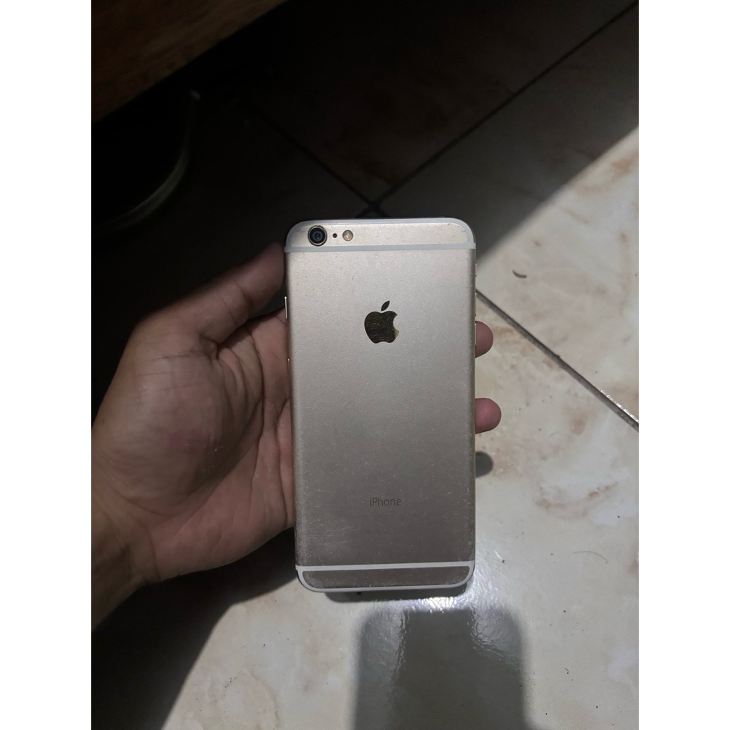 Handphone iPhone warna emas bekas