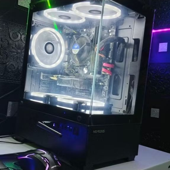 komputer PC gaming fullset siap pakai.