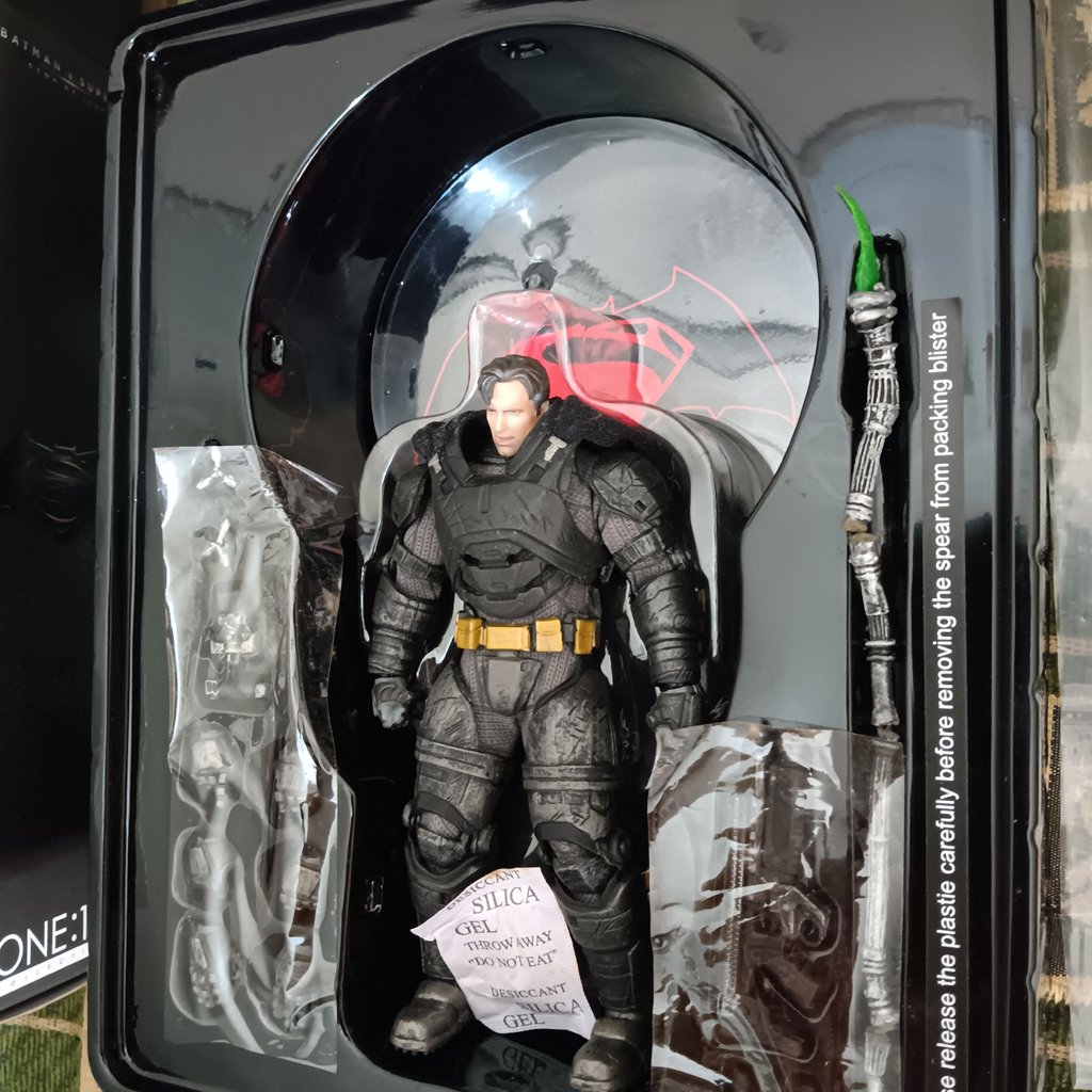 Action Figure Batman Armored Mezco Part Komplit Full Artikulasi