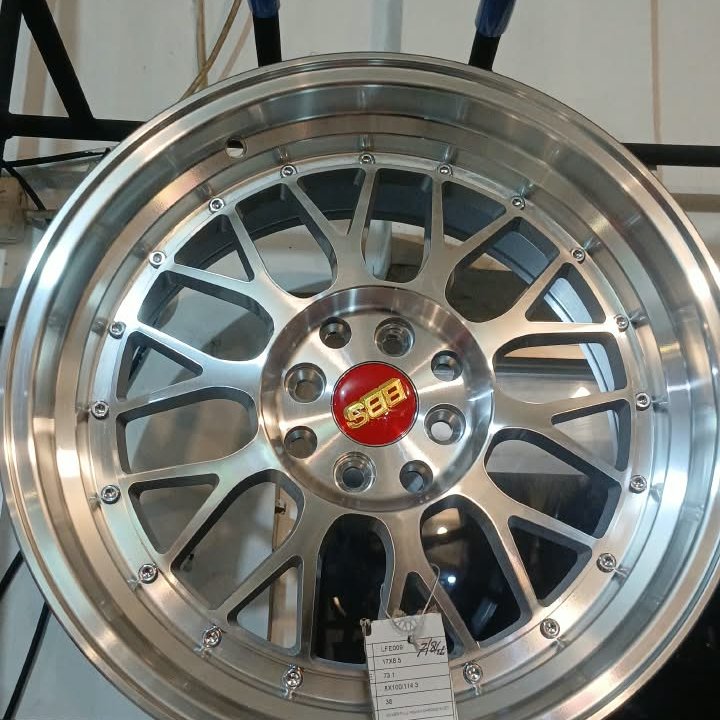 BBS LM LFE009 17X8.5(100/114.3)8 38 SILVER LIP POLISH CHROME RIVETS