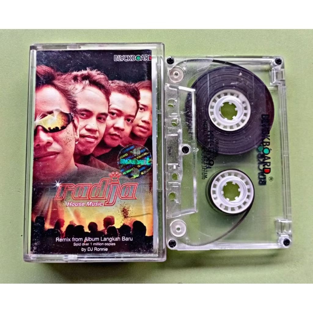 Kaset pita : radja - house music.