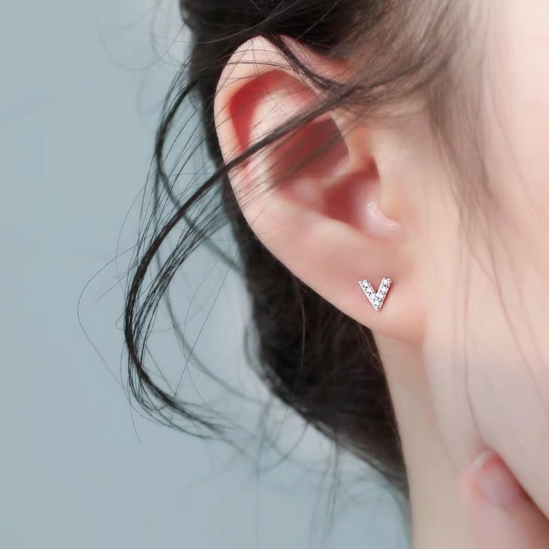 Anting Tusuk Titanium Emas Silver V Huruf Tiny Initial Zirconia Stud Earrings Anting Crystal Huruf A