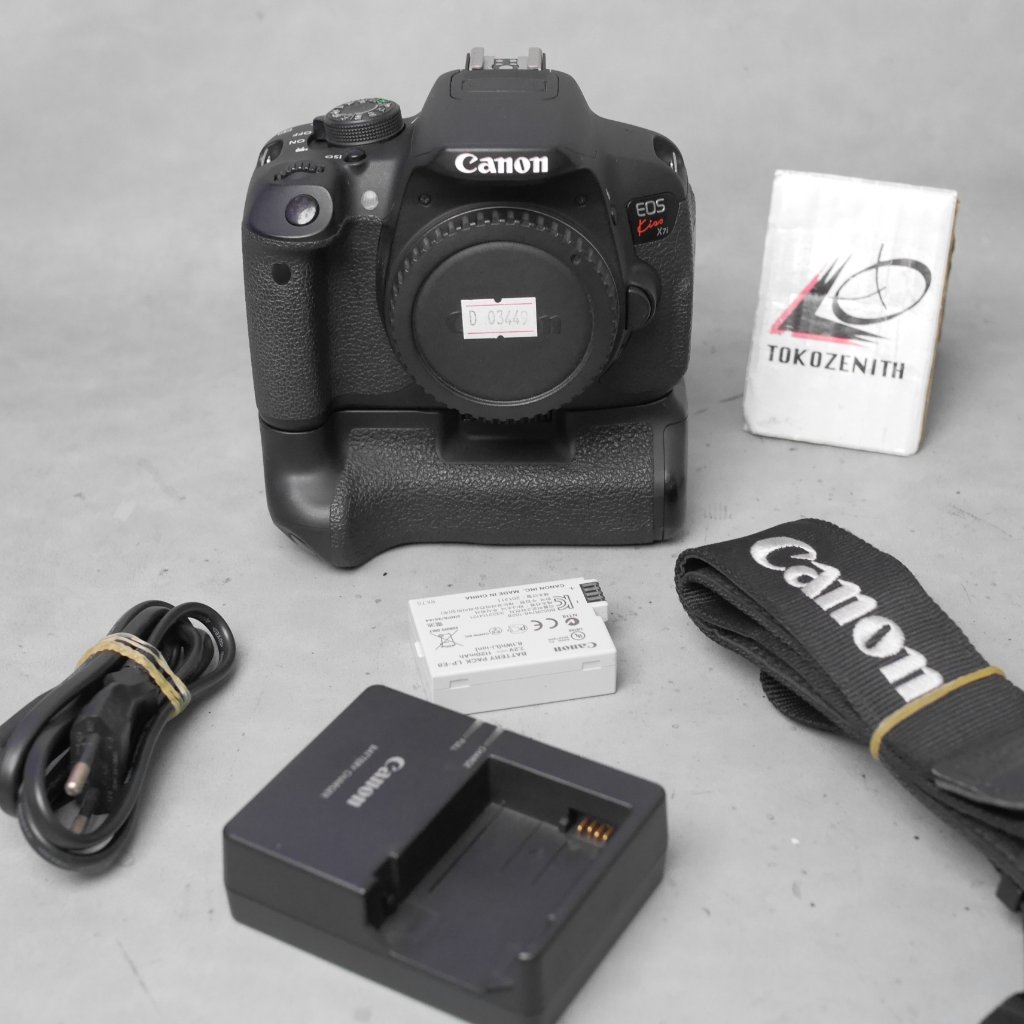 Canon EOS KISS X7i atau 700D With Battery Grip - Kamera DSLR buat pemula - D03449