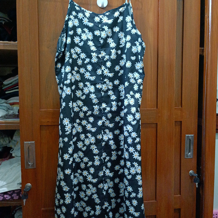 [READY] Preloved Dress Tali Bunga Daisy Hitam Overall Daster