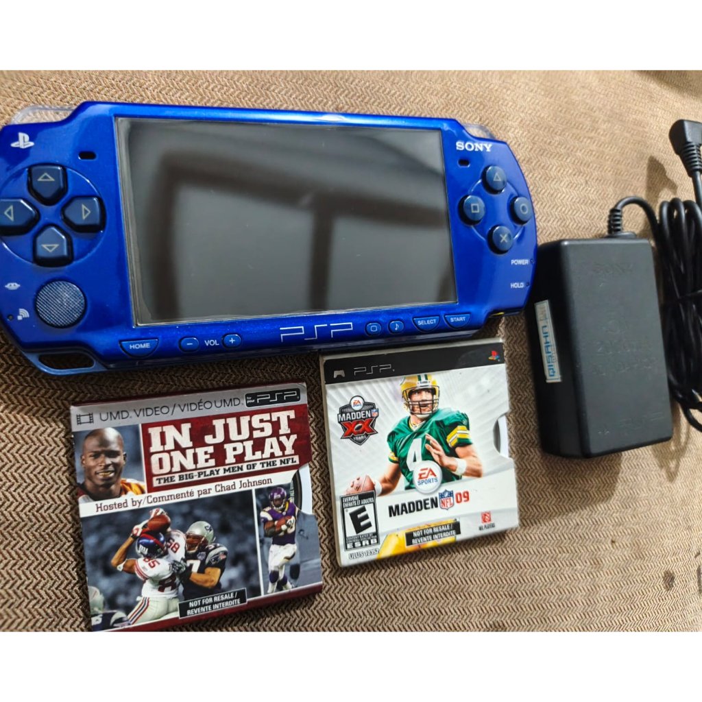 SONY PSP 2000 Blue 4gb 2UMD Charger (Minus Betrai )