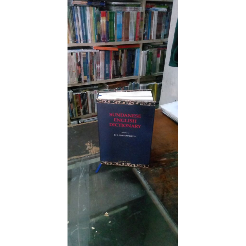 SUNDANESE ENGLISH DICTIONARY - Penulis;.R. Hardjadibrata.