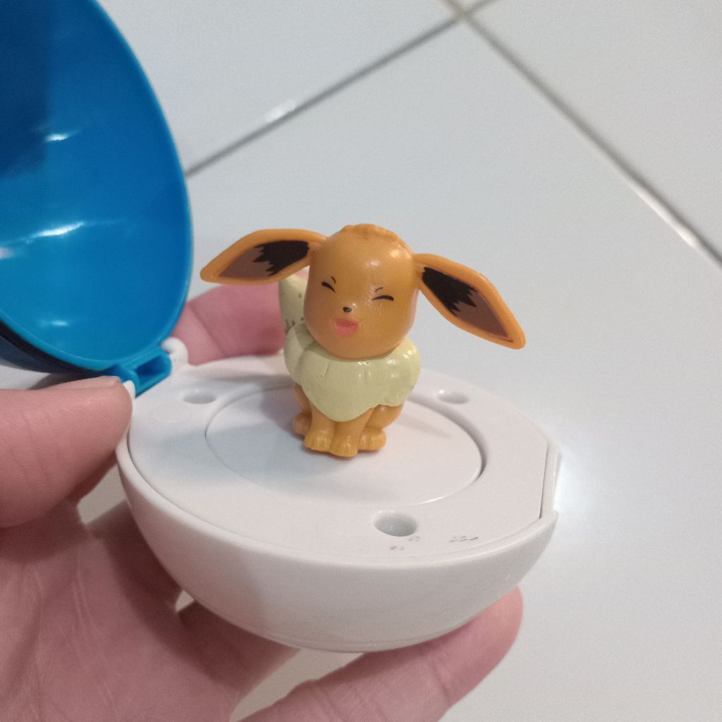 pokemon KFC chaki meal auto catch eevee with pokeball