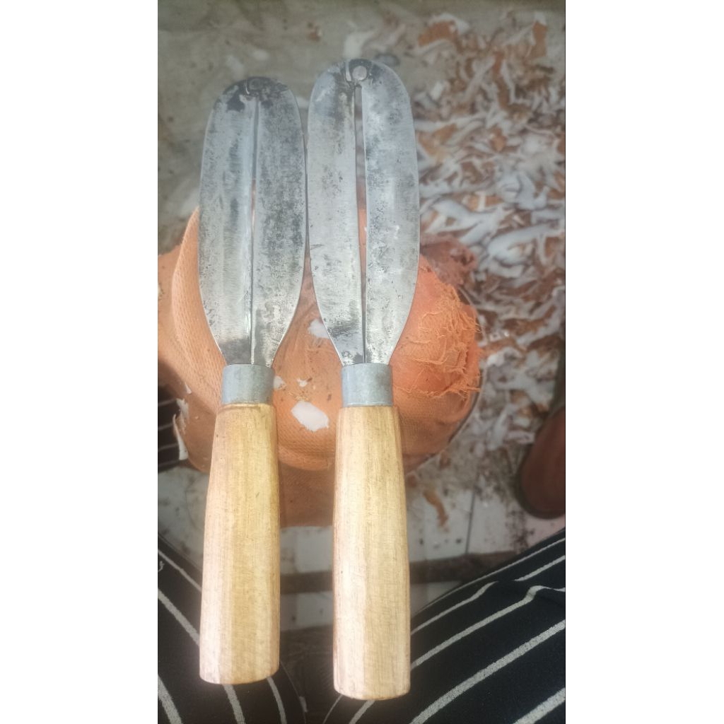 pisau kupas kelapa