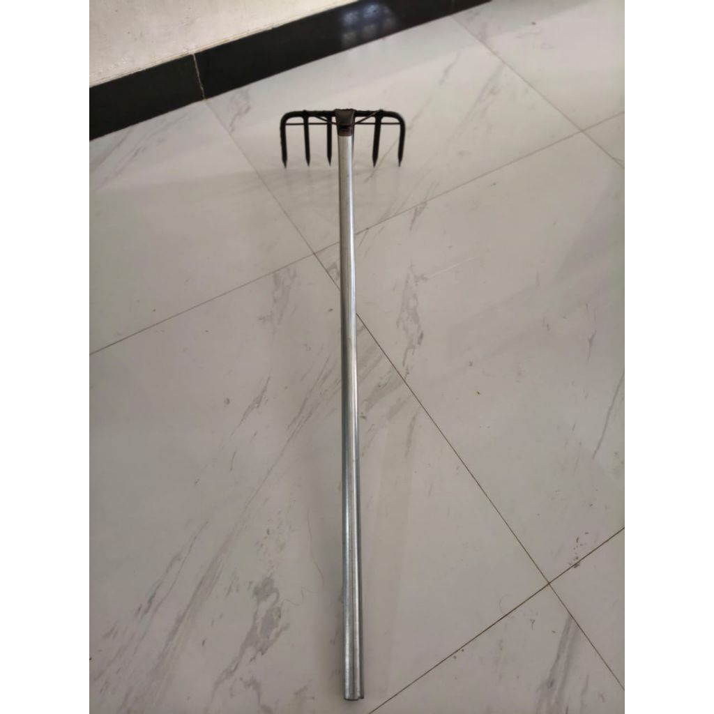 garukan sampah, garukan rumput pira besi mata 6 panjang 85cm