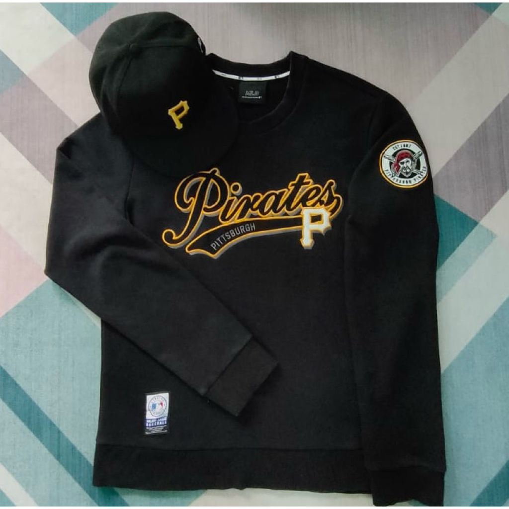 Bundling NE Snapback Pitsburgh Pirates  Baseballlcap OSFM  Crewneck Pitsburgh Pirates hitam side log