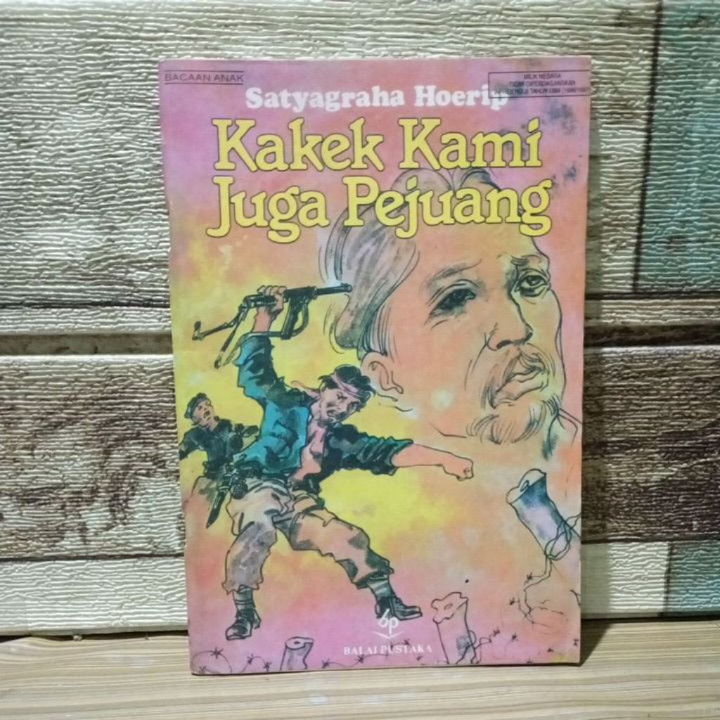 Buku balai pustaka lama kakek kami juga pejuang.