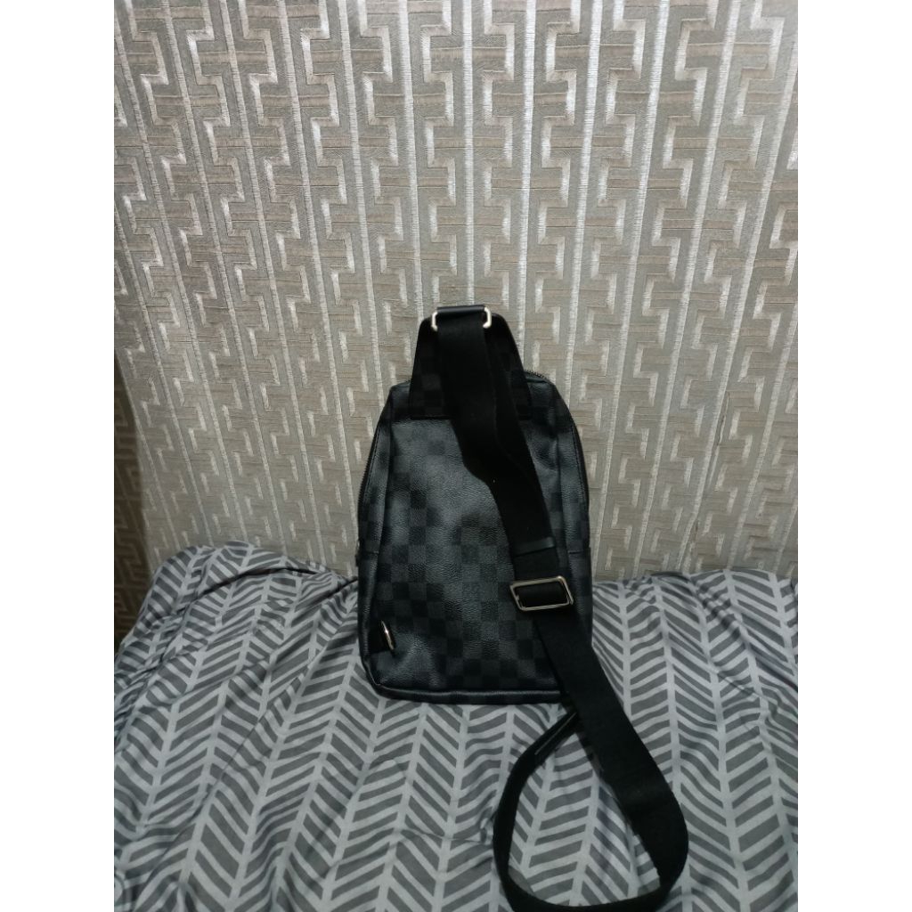 preloved LV slingbag unisex