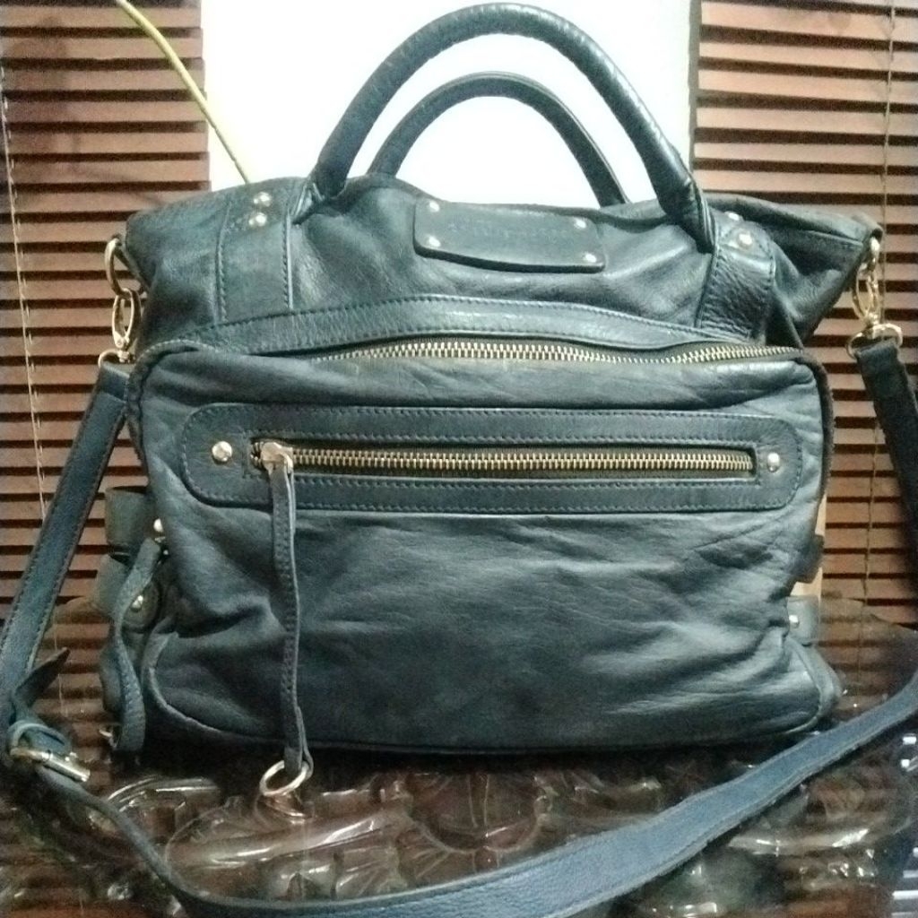 tas preloved / second benetton size 35 warna navy