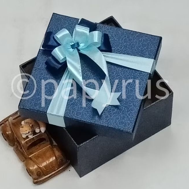 

PAPYRUS 17,5x17,5 Tinggi 8cm Kotak Kado Gift Box Hardbox Hampers Hadiah V3