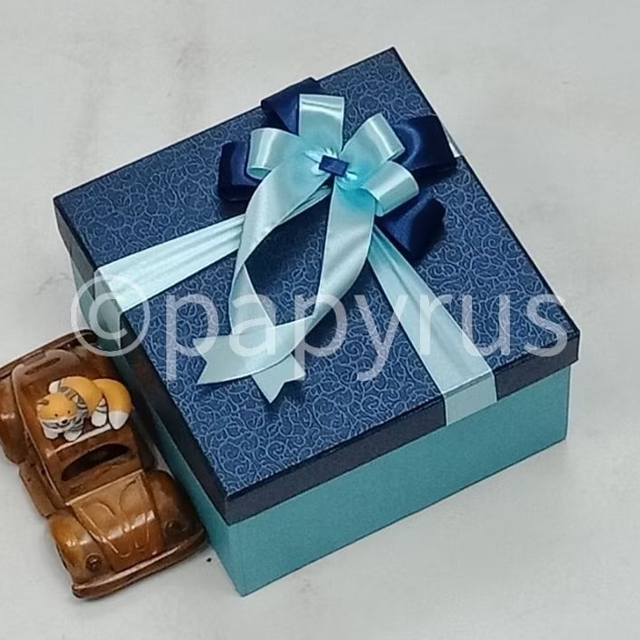 

PAPYRUS Kombinasi 17,5x17,5 Tinggi 10cm Kotak Kado Gift Box Hardbox Hampers Hadiah V3