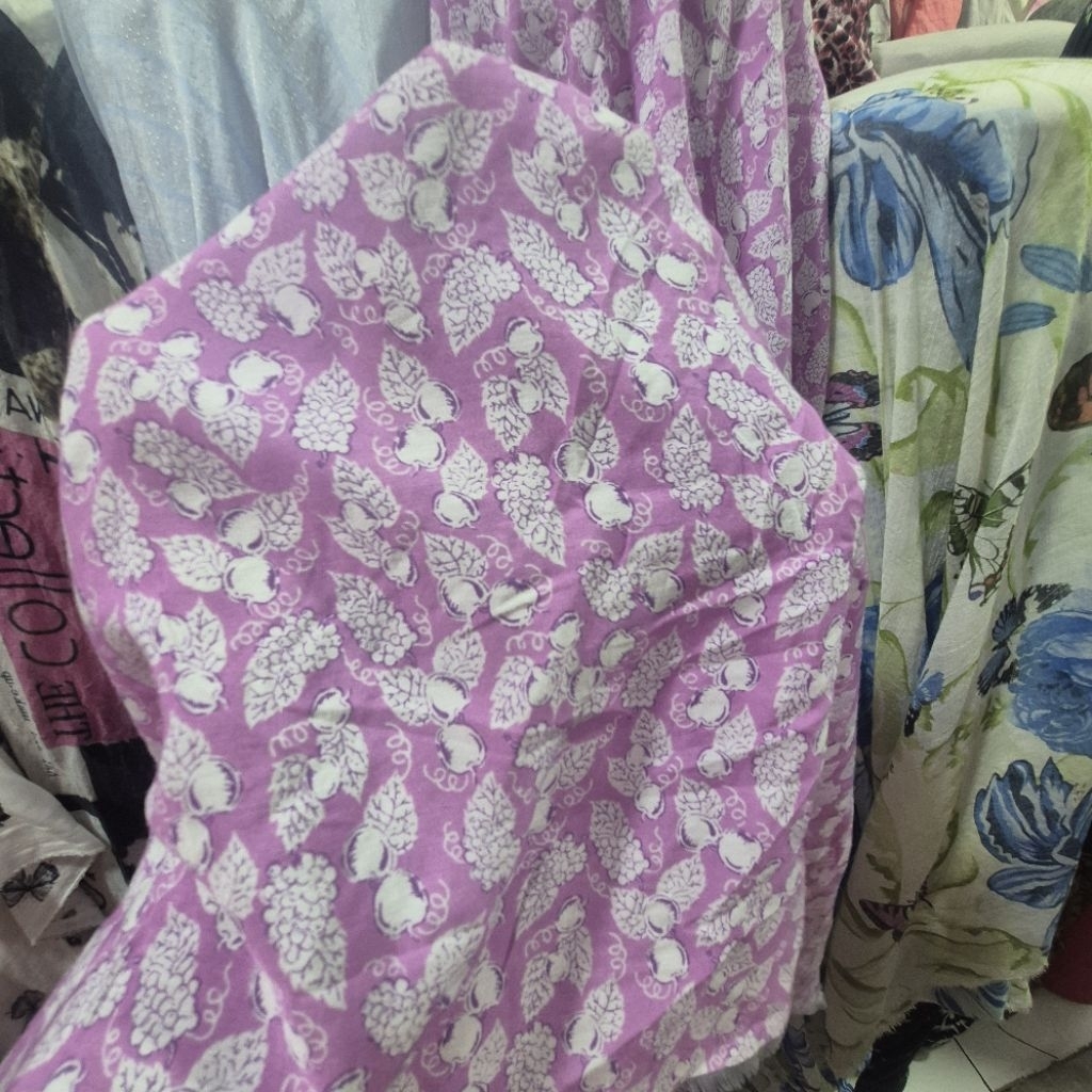 KAIN SILKY SEMI SUTRA PREMIUM MOTIF BUNGA KECIL - KAIN KATUN SILKY MOTIF KEMBANG KECIL - KAIN MOTIF 