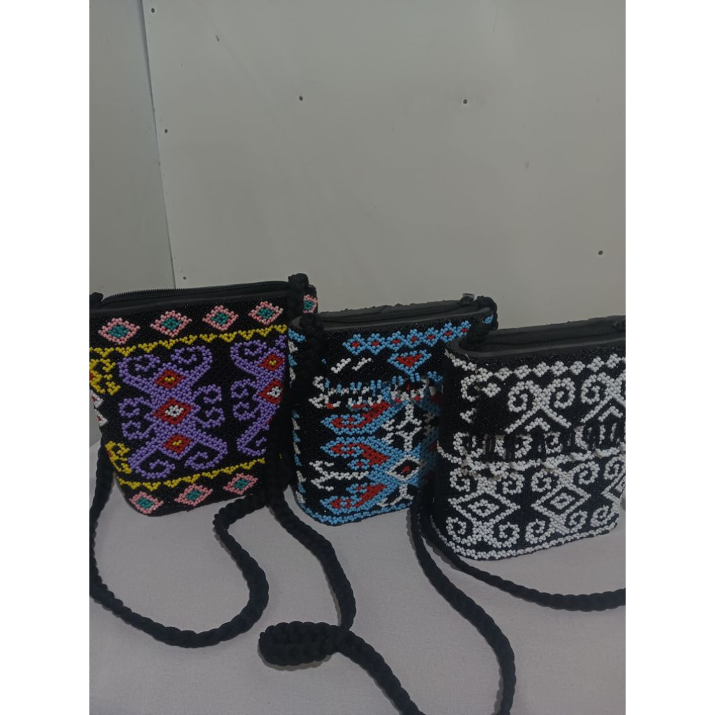 Tas Selempang Wanita Manik dengan motif khas etnik dayak kalimantan. Handmade 100%.