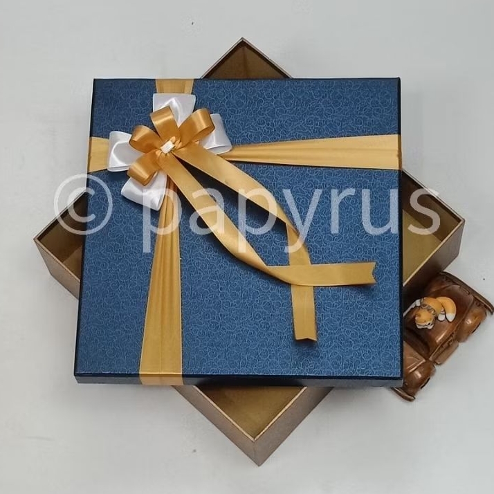 

PAPYRUS Kombinasi 30x30 Tinggi 5cm Kotak Kado Gift Box Hardbox Hampers V2