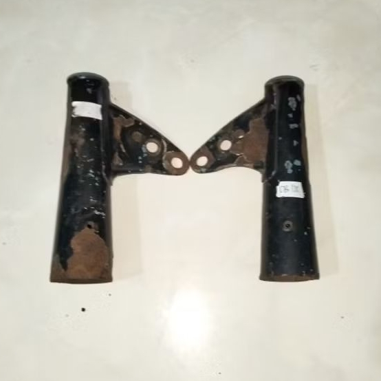 Kupingan pangkon lampu depan warna hitam motor Honda CB 125