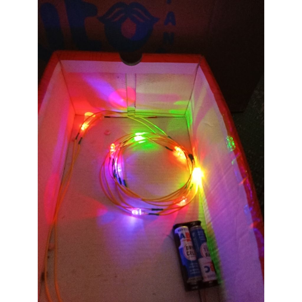 lampu layangan menggunakan  baterai jam AA panjang kabel 1.5m lampu LED 5mm 10 biji 2 warna( sudah a