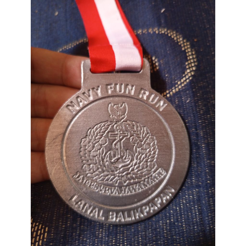 mendali running navy running