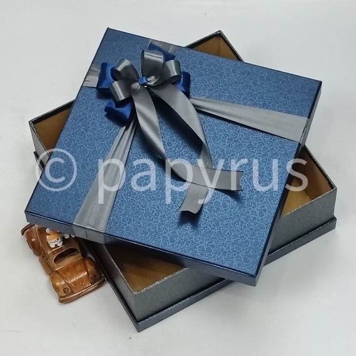 

PAPYRUS Sandwich 30x30 Tinggi 8cm Kotak Kado Gift Box Hardbox Hampers Hadiah V3