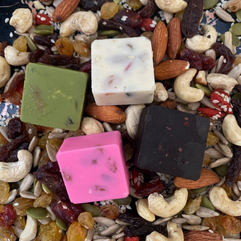 

coklat berry and nuts coklat berry dan kacang satuan