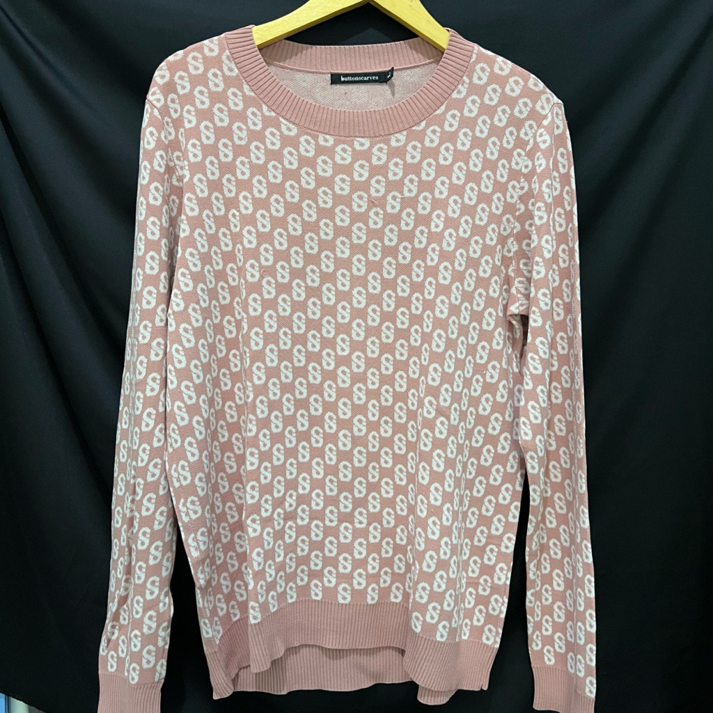 Preloved Sweatshirt Monogram Buttonscarves Benang Jarum Size L - Atasan Rajut Buttonscarves