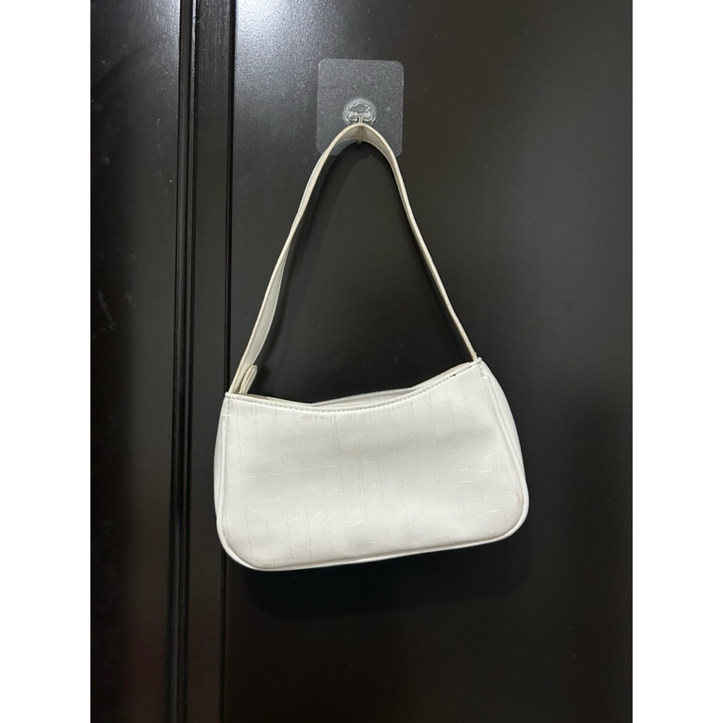 tas putih kecil wanita
