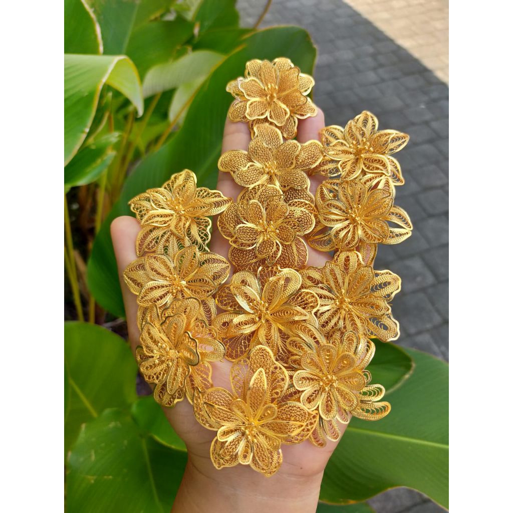 Bros bunga Kendari tembaga lapis emas