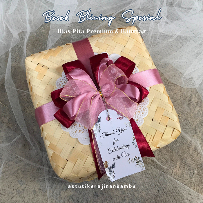 

BESEK BAMBU BLICING HIAS PITA SATIN PREMIUM DAN FREE KARTU UCAPAN/Besek Makanan/Besek Hampers/Kotak Kado Tradisional/Box Anyaman Bambu