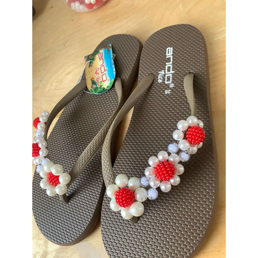 Sandal Pantai Cokelat Mote merah putih