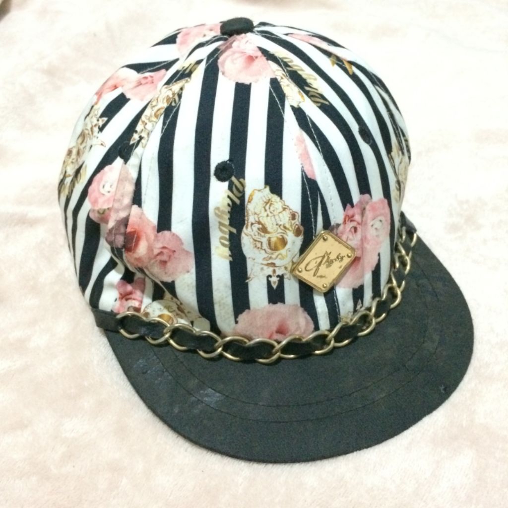 Topi Playboy Snapback (Topi Playboy Logo Besi)