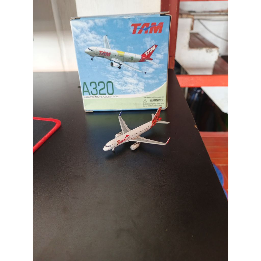 Diecast pesawat A320(WL) 1:400 Batik Air PK-LUT hanya beda di box nya saja.pesawat mainan terbang an