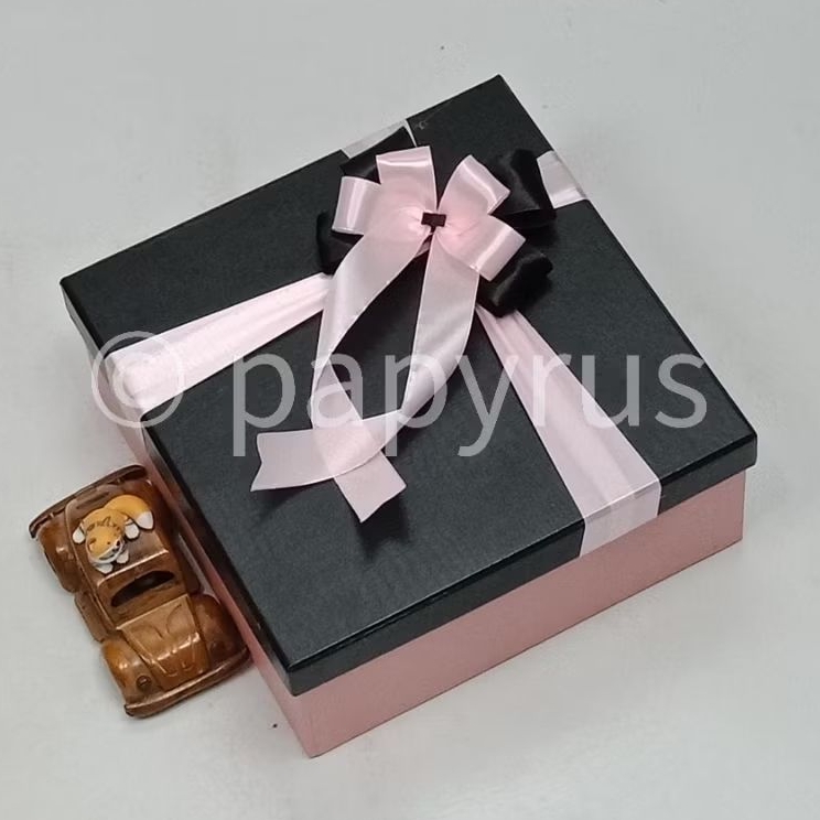 

PAPYRUS Kombinasi 25x25 Tinggi 10cm Kotak Kado Gift Box Hardbox Hampers Hadiah V1