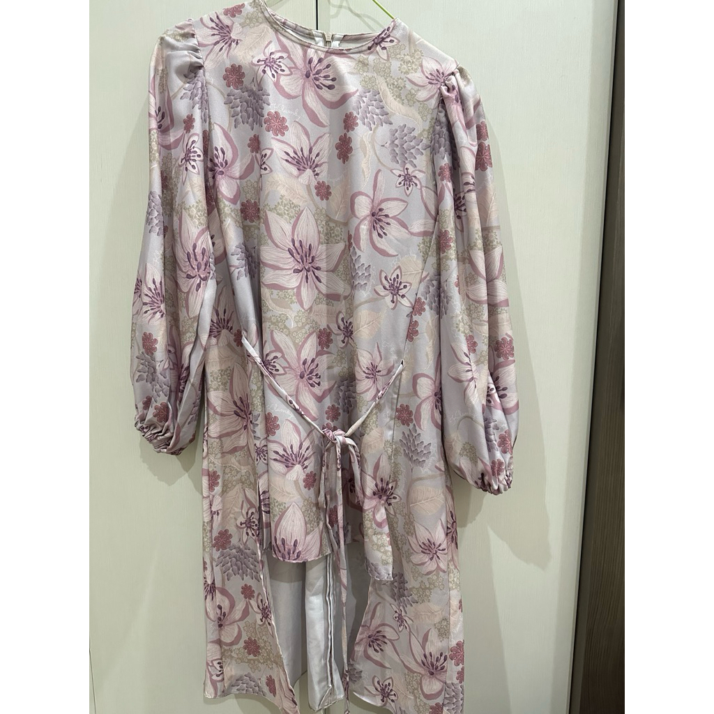 Preloved blouse wearing klamby