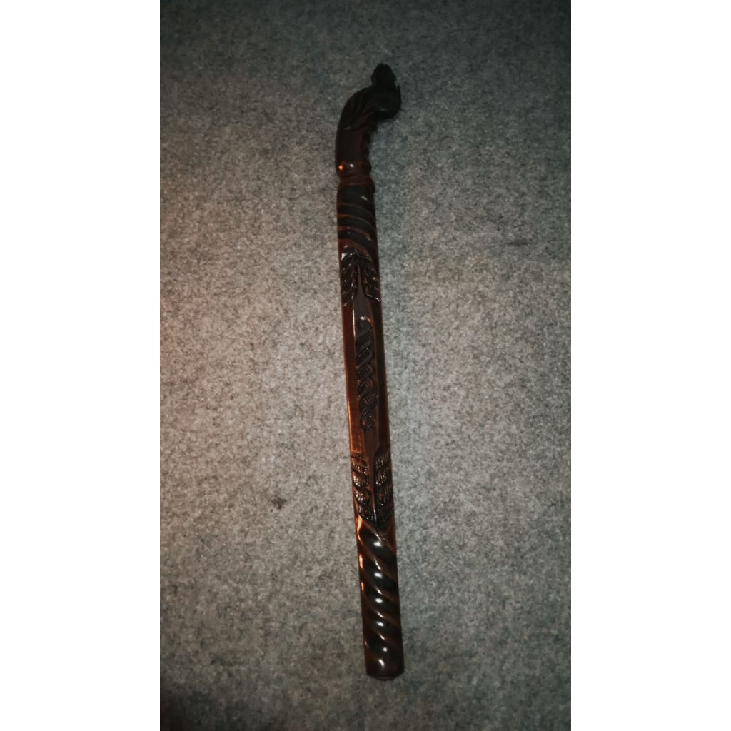 Tongkat kayu bermotif pisau naga