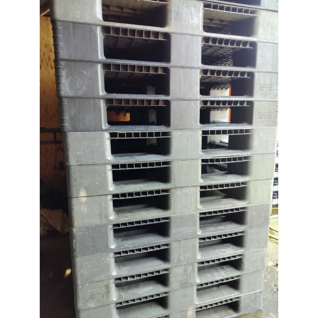 

palet plastik bekas layak pakek UK 110x110x15cm