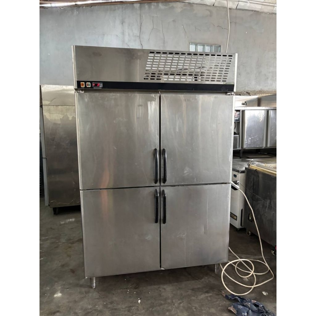 Upright chiller 4 pintu- merek sanden intercool